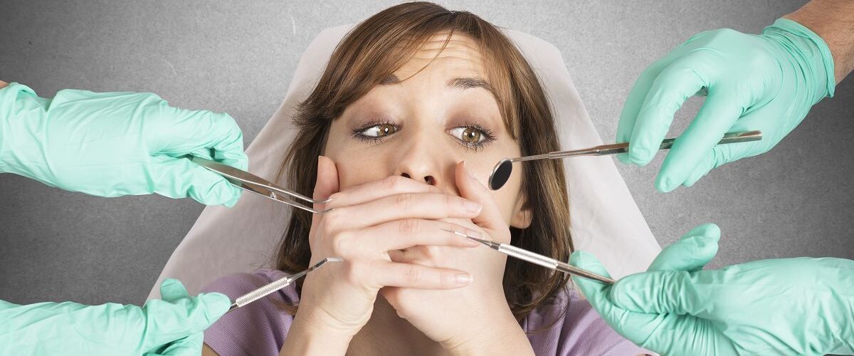 Angst vor dem Zahnarzt muss nicht sein. Wir gehen auf Ihre Ängste ein und gehen in der Behandlung sehr behutsam vor.