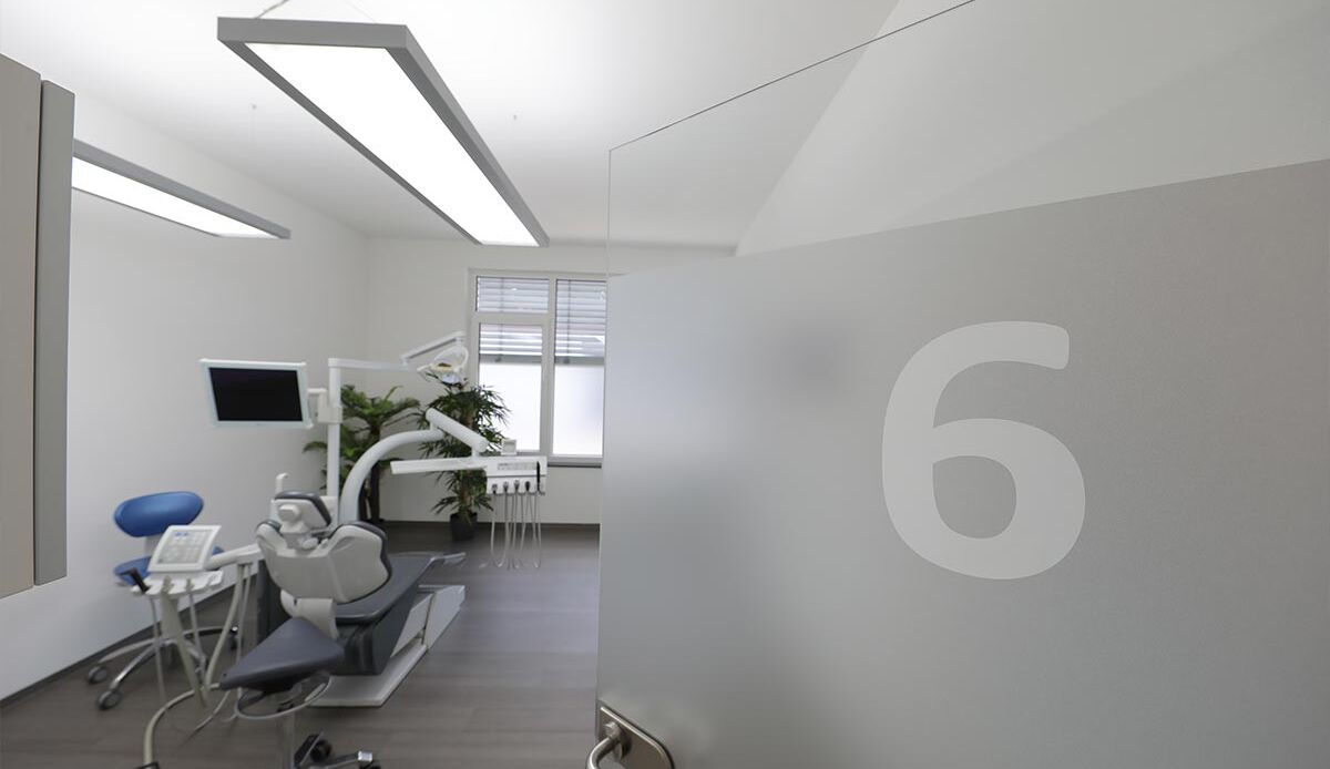 Moderne Behandlungsgeräte bei Zahnarzt Oliver Meier.