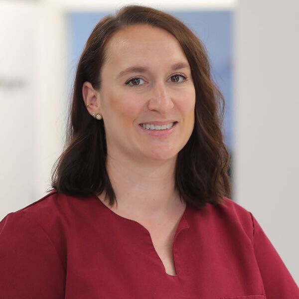 F. Knappe ist Zahnmedizinische Fachangestellte bei Zahnarzt Oliver Meier.